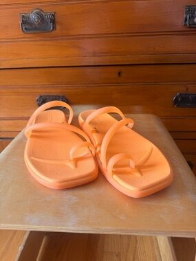 CROCS Miami Toe Loop Sandals
